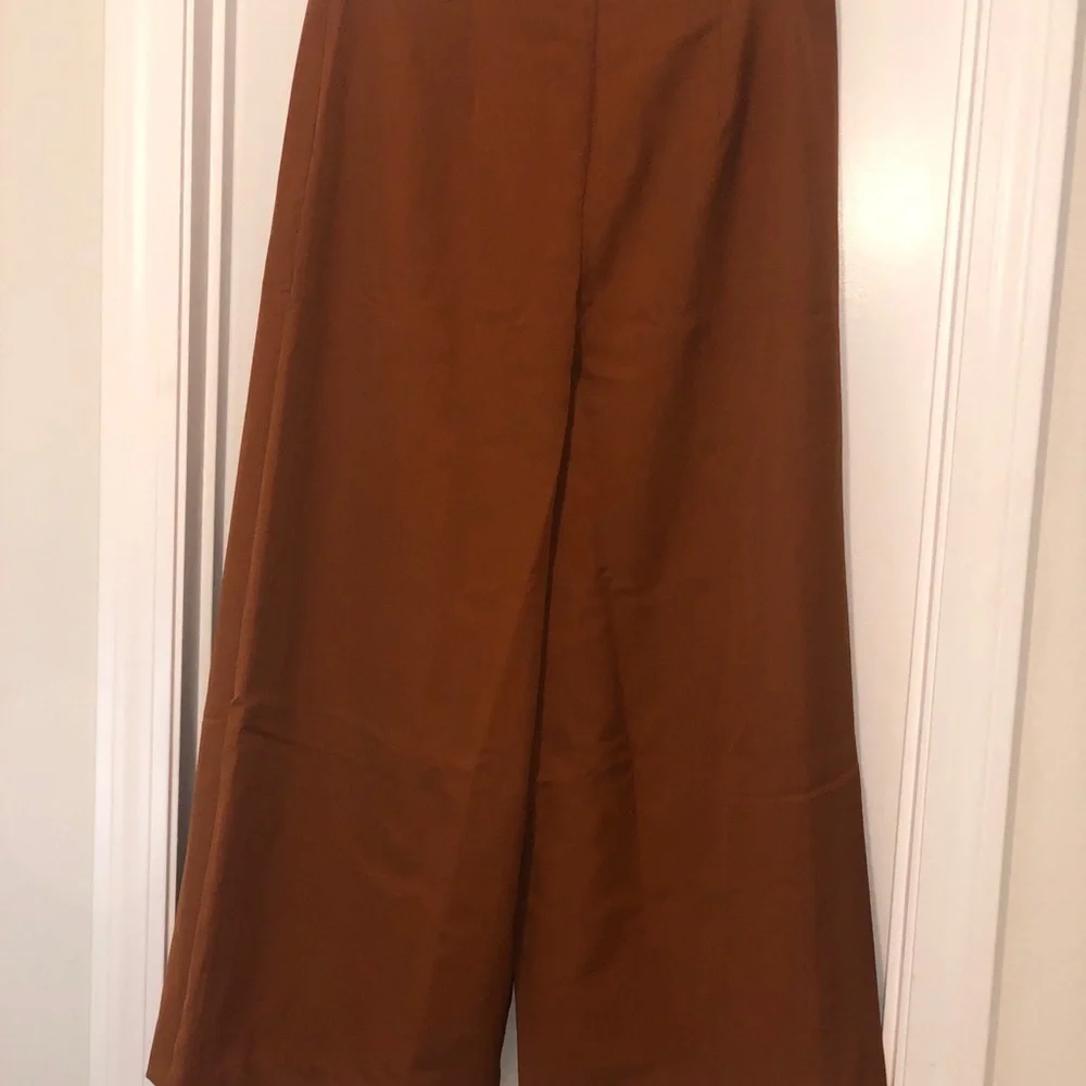 𝅺M NWT Wide leg Capri pants